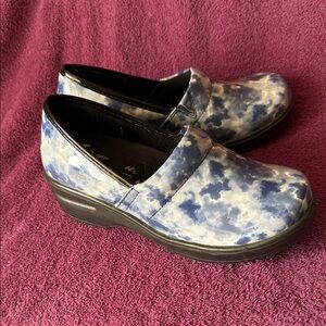 easy street Blue & White Cloud-Print Slip-On Clogs